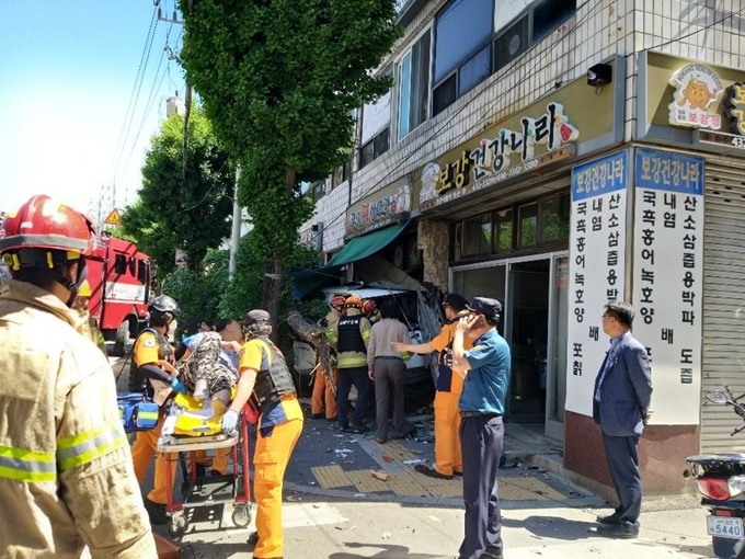 21일 오전 경북 김천에서 50대 운전사가 몰던 1t 트럭이 인도로 돌진해 가게를 충돌하며 멈춰서 있다. 김천소방서 제공