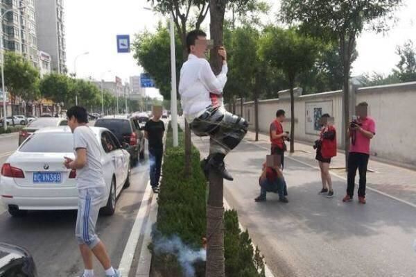 결혼식을 마친 하객들이 신랑을 나무에 묶어놓았다. 오랜 전통이라는 명분을 앞세워 요란하고 떠들썩한 축하로 포장돼 있지만 실상은 모욕감을 주는 비윤리적인 악질 행위나 다름없다. 중신망 캡처