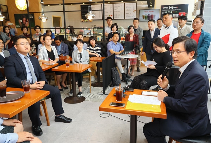 자유한국당 황교안 대표가 17일 세종시 한 카페에서 열린 세종맘과의 간담회에서 엄마·아빠들의 질문에 답하고 있다. 세종=연합뉴스