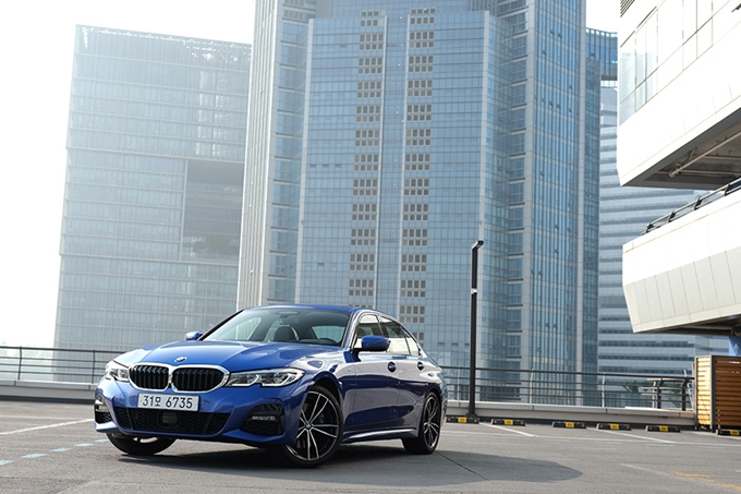 BMW 330i M 스포츠 패키지와 함께 자유로 주행에 나섰다.