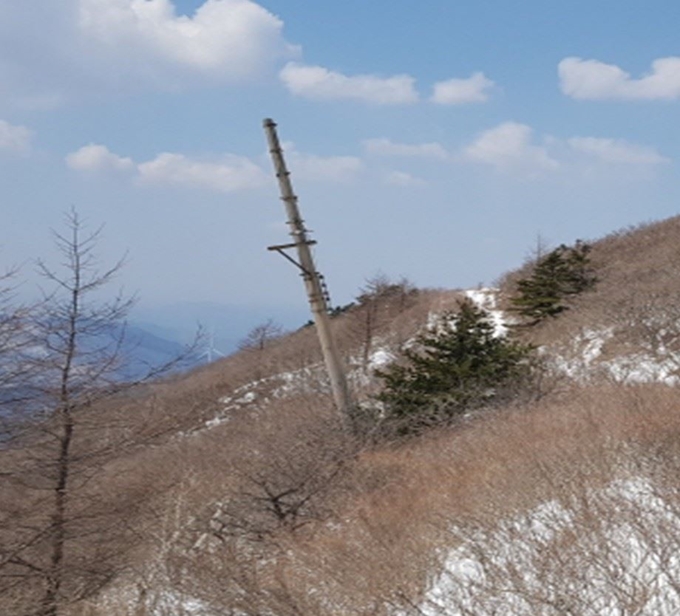 태백산국립공원 함백산 일원 폐전신주. 국립공원공단 제공