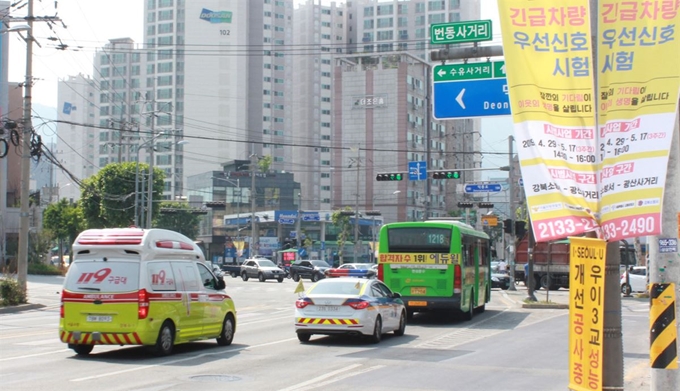 ‘긴급차량 우선신호’ 시스템이 적용돼 있는 서울 강북구 번동 사거리에 강북소방서 구급차가 접근하자 교차로 신호등이 녹색으로 바뀌고 있다. LG유플러스 제공