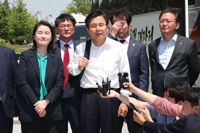 자유한국당 황교안 대표가 22일 여의도 국회 본청 앞에서 '민생투쟁 버스 대장정' 출발에 앞서 인터뷰를 하고 있다. 연합뉴스