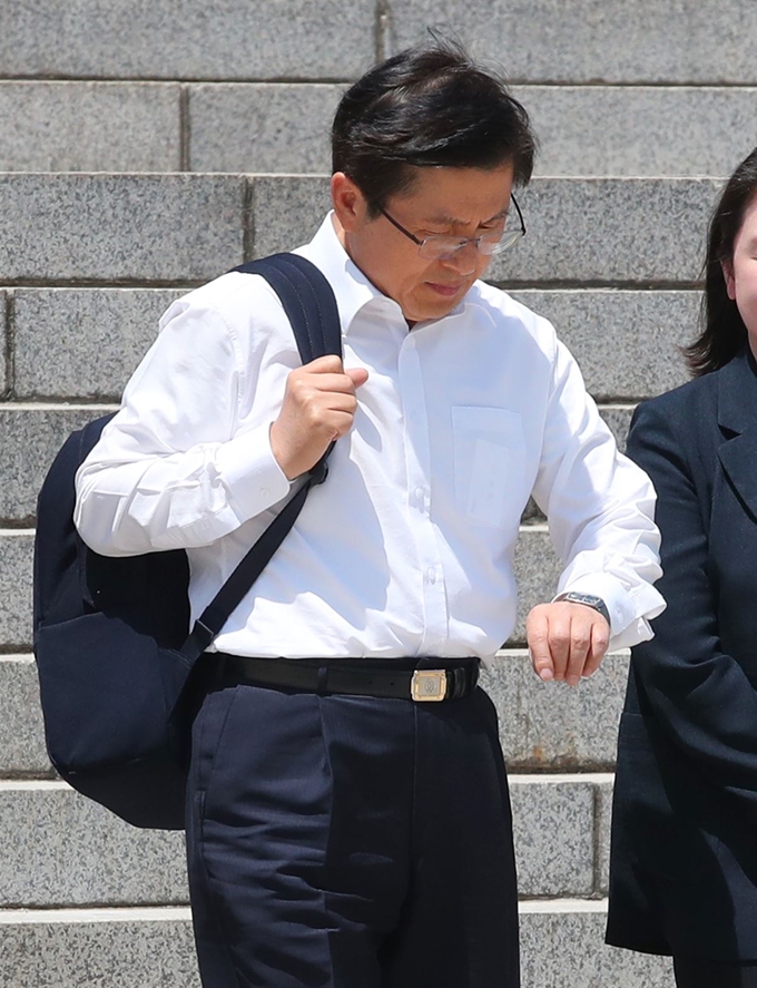 자유한국당 황교안 대표가 22일 여의도 국회 본청 앞에서 '민생투쟁 버스 대장정' 출발을 위해 버스로 향하고 있다. 연합뉴스