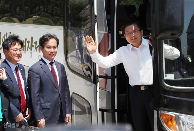 [저작권 한국일보]자유한국당 황교안 대표가 22일 여의도 국회 본청 앞에서 '민생투쟁 버스 대장정'을 출발하며 인사하고 있다. 오대근기자