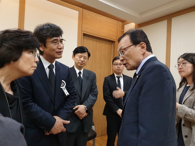 이해찬(오른쪽 두 번째) 더불어민주당 대표가 22일 경기도 고양시 일산병원 장례식장에 마련된 유시민(왼쪽 두 번째) 노무현재단 이사장의 모친 고(故) 서동필씨의 빈소를 찾아 조문한 뒤 유 이사장과 유 이사장의 누나 유시춘 EBS이사장과 이야기를 나누고 있다. 류호 기자