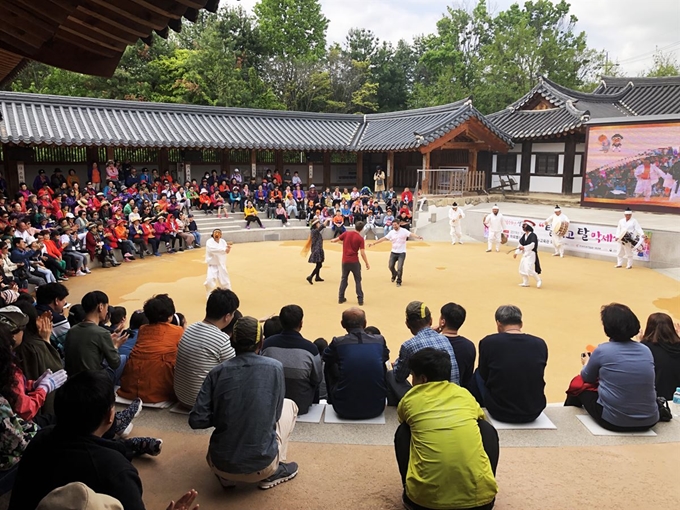 안동을 찾은 관광객들이 하회별신굿탈놀이 상설공연을 구경하며 한데 춤을 추고 있다. 이 상설공연 관람객은 최근 300만 명을 돌파했다. 안동시 제공.