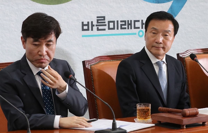 바른미래당 손학규 대표가 22일 오전 국회에서 열린 임시 최고위원회의에 굳은 표정으로 참석해 있다. 이날 회의에서 손 대표는 하태경, 이준석, 권은희 등 다수 최고위원으로부터 '융단 폭격'을 받았다. 2019.5.22 연합뉴스