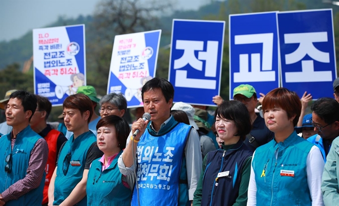 전국교직원노동조합(전교조) 권정오 위원장이 지난 10일 서울 종로구 청와대 사랑채 앞에서 법외노조 취소와 해고자 원직 복직 등을 요구하는 1박 2일 노숙 투쟁 기자회견에서 발언하고 있다. 연합뉴스