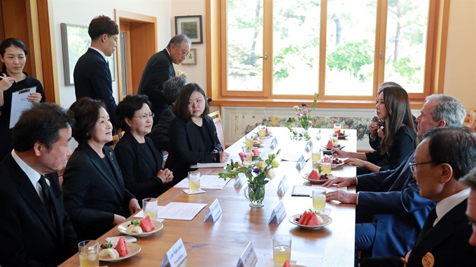 조지 W. 부시 전 미국 대통령이 23일 오후 경남 김해시 진영읍 봉하마을 노 전대통령 사저를 방문해 노 전 대통령의 부인 권양숙 여사, 문재인 대통령 부인 김정숙 여사, 이낙연 국무총리, 더불어민주당 이해찬 대표 등과 환담하고 있다. 사진=노무현재단 제공