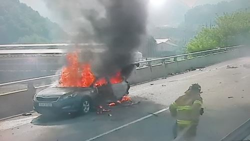 23일 오전 세종시 소정면 대곡터널 인근에서 차량 화재가 발생해 소방대원이 진화하고 있다. 세종시소방본부 제공.