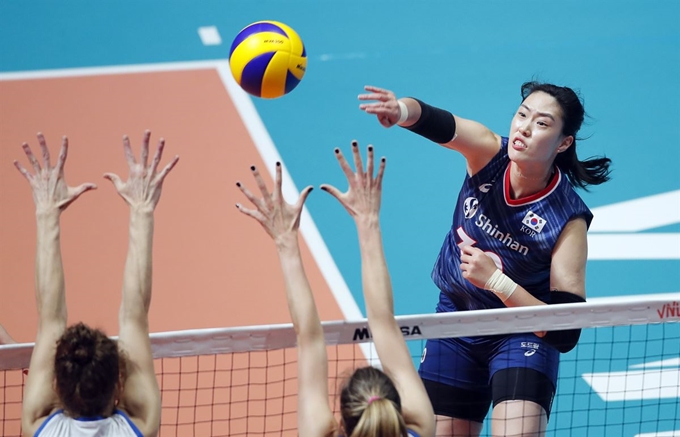 세르비아 베오그라드 알렉산더 리치홀에서 열린 2019 국제배구연맹(FIVB) 배구 네이션스 리그(VNL) 예선 4조 조별 리그 2차전 세르비아와 경기하고 있다. 베오그라드=신화 뉴시스