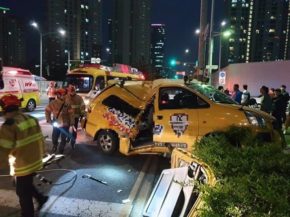 어린이 축구교실 차량이 15일 오후 7시 58분쯤 인천 연수구 송도국제도시 사거리에서 승합차와 추돌하는 사고가 발생해 탑승한 초등학생 2명이 숨지고 6명이 다쳤다. 119구급대원들이 현장에서 사고를 수습하고 있다. 인천소방본부제공