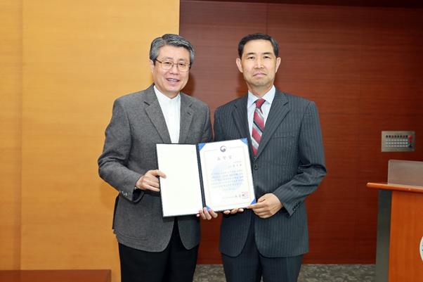 오른쪽부터 최수동 교수, 김성익 총장.