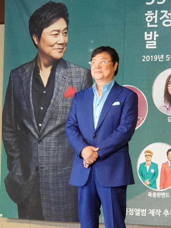 남진이 55주년 헌정앨범 제작발표회에서 포토타임을 갖고 있다. 이호연 기자