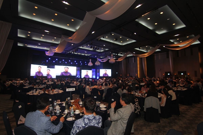 24일 대구 북구 호텔인터불고에서 2019미스대구전야제가 개최됐다. 미스대구선발대회 후보자의 장기자랑과 패션쇼를 보기위해 800여명의 관객들이 모였다. 김민규기자 whitekmg@hankookilbo.com