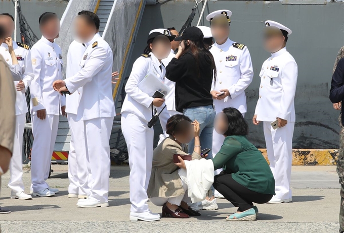 24일 경남 창원시 진해 군항에서 열린 '청해부대28진 입항 환영식'에서 오전10시 15분께 선상 위에서 사고가 발생해 부상 장병 가족들이 눈물을 흘리고 있다. 홋줄이 풀려 사고가 발생한 것으로 추정되고 있다. 2019.5.24/뉴스1