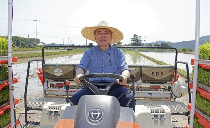 문재인 대통령이 24일 오전 경북 경주시 옥산마을을 방문, 직접 이앙기를 조종해 모내기를 하고 있다. 연합뉴스