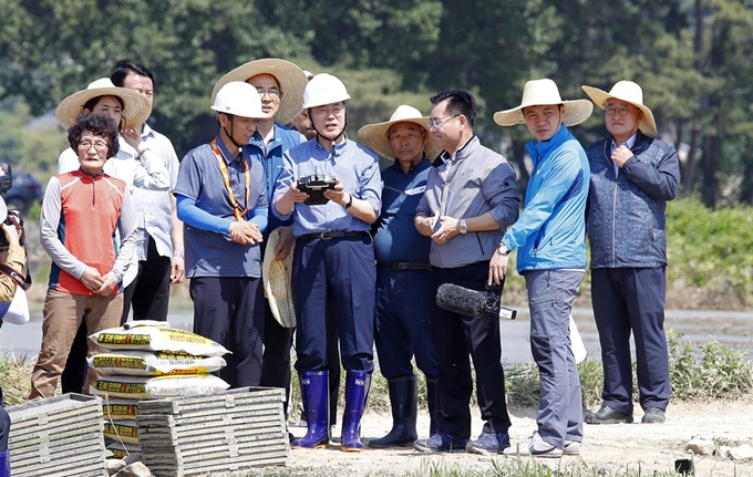 문재인 대통령이 24일 오전 경북 경주시 옥산마을을 방문, 모내기 현장에서 드론을 직접 조종해 비료 살포를 하고 있다. 경주=연합뉴스