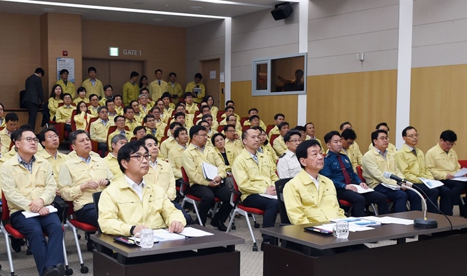 진영(앞줄 오른쪽) 행정안전부 장관이 20일 정부세종2청사 회의실에서 열린 '2019년 을지태극연습 자체 준비보고 회의'에 참석해 부서별 준비사항을 청취하고 있다. 행정안전부 제공