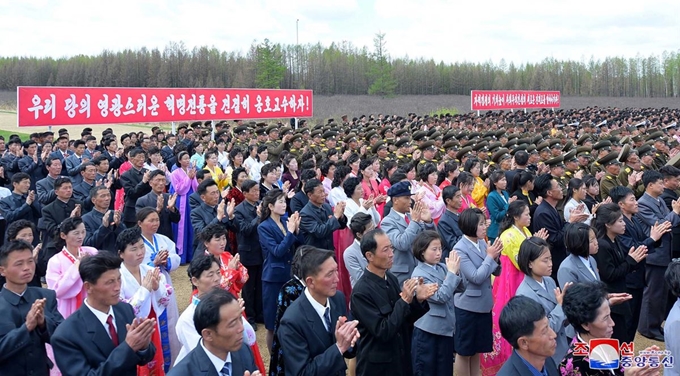 김일성 주석의 무산지구전투 승리 80주년 중앙보고회가 지난 22일 무산지구전투 승리기념탑 앞에서 열렸다고 조선중앙통신이 24일 보도했다.연합뉴스