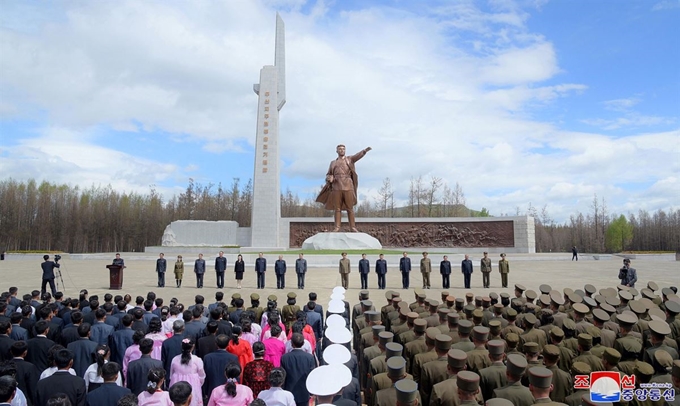 김일성 주석의 무산지구전투 승리 80주년 중앙보고회가 지난 22일 무산지구전투 승리기념탑 앞에서 열렸다고 조선중앙통신이 24일 보도했다. 연합뉴스