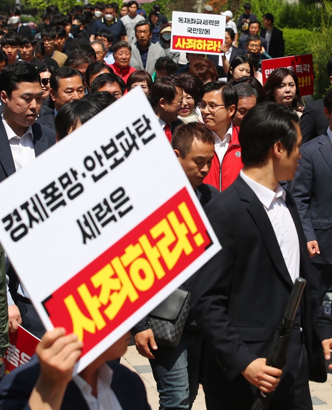 자유한국당 황교안 대표가 24일 오전 경기도 수원 영통구 광교센트럴타운 60단지 주민지원센터에서 수도권 부동산 대책 점검을 위해 간담회장으로 향하고 있다. 연합뉴스