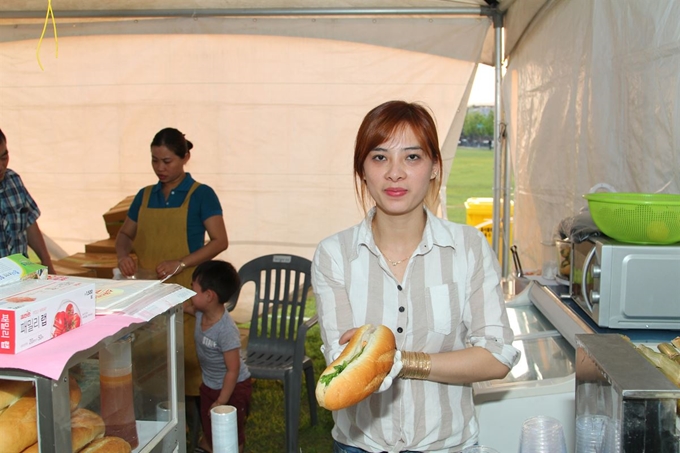 다문화푸드코트에서 만난 베트남 이주여성이 베트남식 샌드위치인 반남을 들어보이고 있다. 김민규기자 whitekmg@hankookilbo.com