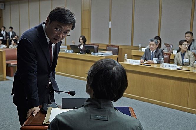 영화 '소수의견'에서 검사 홍재덕(김의성 분)이 국민참여재판에서 증인을 신문하는 모습. 시네마서비스 제공