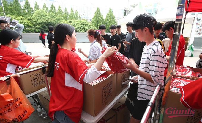 특별 유니폼을 받고 있는 관중. 롯데 제공