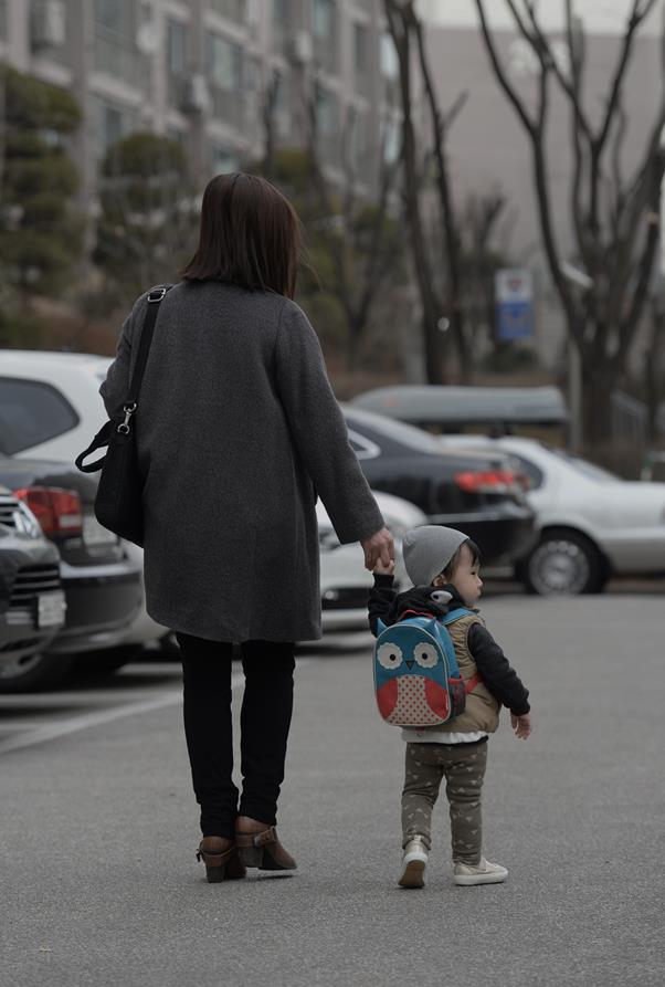 서울 돈암동에 사는 워킹맘이 출근전 아이를 어린이집으로 데려다 주고 있다. 신상순 선임기자