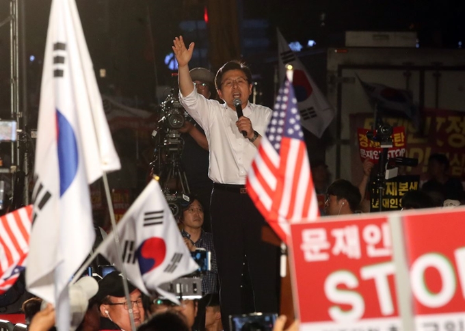 황교안 자유한국당 대표가 지난 25일 서울 광화문 세종문화회관 앞에서 열린 6번째 '문재인 STOP, 국민이 심판합니다' 장외집회에서 연설을 하고 있다. 연합뉴스