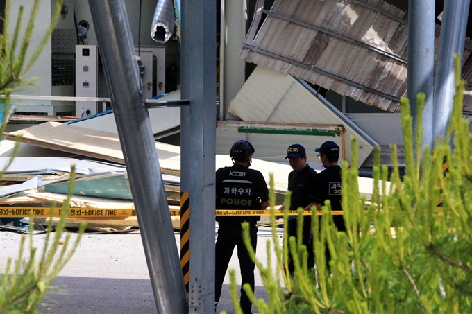 30도가 넘는 불볕더위가 이어진 25일 오전 강릉과학산업단지 수소가스 폭발사고 현장에서 감식 요원들이 이틀째 감식작업을 벌이고 있다. 연합뉴스