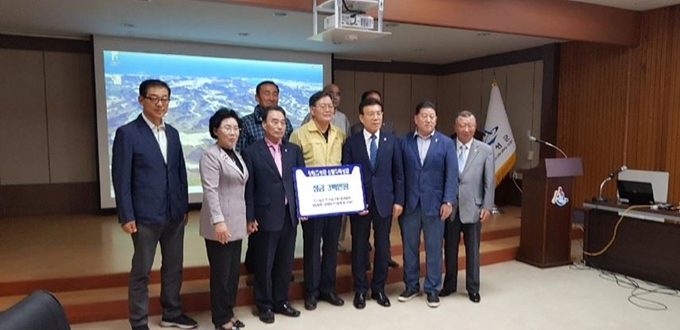 한국숲사랑총연합회 회원들이 고성군청에서 기부금을 전달한 후 포즈를 취했다. 한국숲사랑총연합회 제공