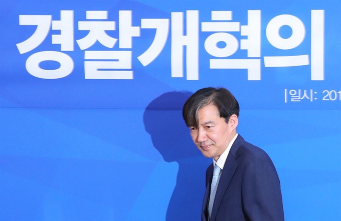 20일 오전 국회에서 열린 '경찰개혁의 성과와 과제'를 주제로 한 당정청 협의회에 조국 청와대 민정수석이 들어서고 있다.