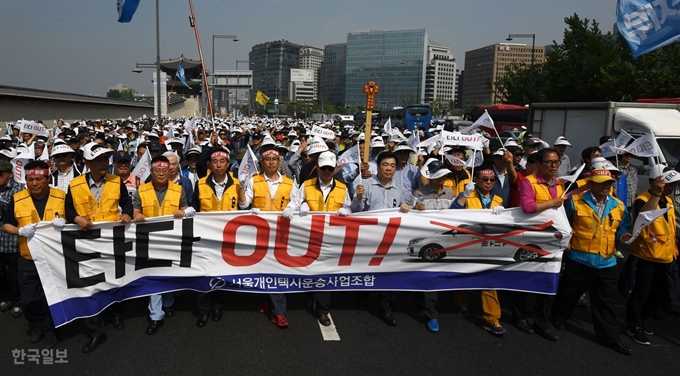 서울개인택시운송사업조합 소속 택시기사들이 15일 오후 서울 종로구 광화문 광장에서 열린 '타다 OUT' 집회를 마치고 청와대를 향해 거리행진을 하며 구호를 외치고 있다. 홍인기 기자