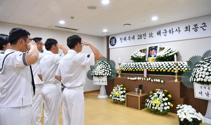 해군 장병이 25일 경남 창원시 진해구 진해 해군해양의료원에서 엄수되는 청해부대 故 최종근 하사 장례식을 찾아 경례하고 있다. 해군 제공