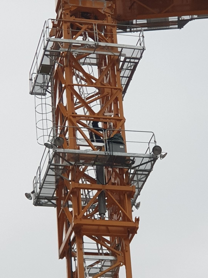 한국노총 건설노조 소속 조합원이 27일 서울 강남구 개포 8단지 아파트 재건축 현장에 있는 10층 높이 타워크레인에 올라가 농성하고 있다. 연합뉴스