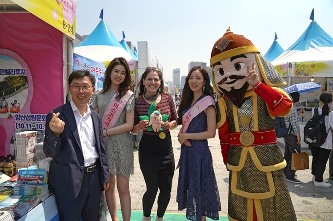 이병철(왼쪽 첫 번째)경남도 관광진흥과장이 경남홍보관 앞에서 2019미스경남과 함께 이순신 장군복 입어보기에 참여한 외국인 관람객들과 기념사진을 찍고 있다. 경남도 제공