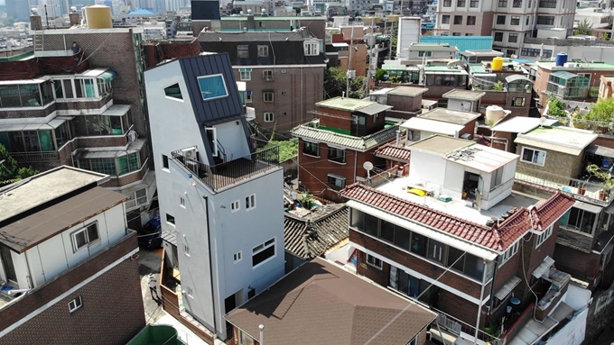 서울 용산구 오래된 주택가에 있는 ‘락유당’이 낮은 주택들 사이에 등대처럼 삐죽 올라와 있다. 정재민 제이건축 소장 제공