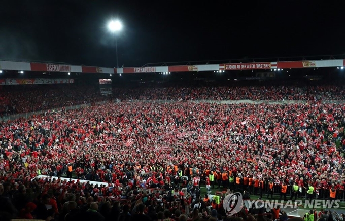 승격이 확정되자 그라운드로 뛰어나온 우니온 베를린 팬들. EPA 연합뉴스