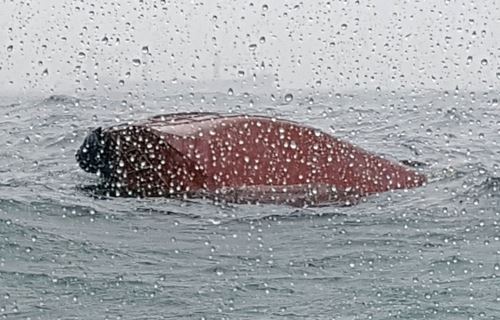 27일 선박 전복 사고가 발생한 부산 앞바다 현장. 부산해양경찰서 제공