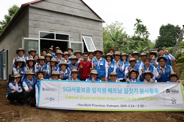 지난 3월 진행된 2019 베트남 희망의 집짓기 봉사활동에 참여한 SGI서울보증 임직원들.