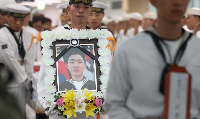 홋줄 사고로 순직한 고 최종근 하사의 동료들이 27일 오전 경남 창원시 해군해양의료원에서 엄수된 영결식에서 최 하사 영정을 옮기고 있다. 창원=연합뉴스