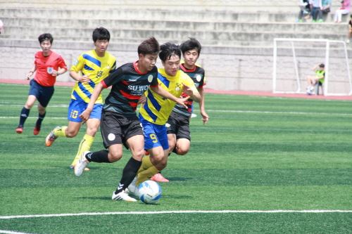 지난해 김천에서 열린 전국고교축구 대회에 참가한 고교팀이 경쟁을 펼치고 있다. 김천시 제공