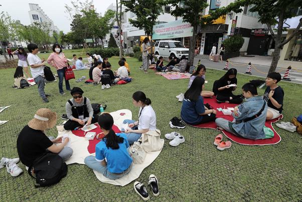 25일 서울 마포구 경의선숲길에서 열린 ‘대놓고 월경파티, 월경 피크닉’에서 여성환경연대 회원들과 참석자들이 대화를 나누고 있다. 뉴시스