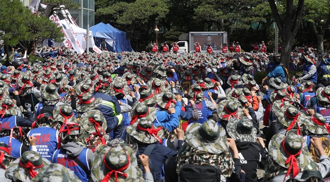 28일 오전 울산시 동구 한마음회관 앞에서 집회를 연 현대중공업 노조가 구호를 외치고 있다. 노조는 회사의 물적 분할에 반대하며 지난 27일부터 주주총회 장소인 한마음회관을 점거해 농성하고 있다. 연합뉴스