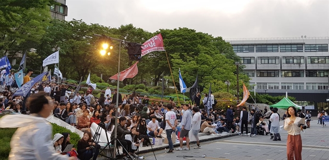 지난 27일 오후 서울대 관악캠퍼스 학생들이 성폭력과 갑질 의혹을 받는 A교수 파면 요구를 위해 전체학생총회를 준비하고 있다. 홍인택 기자