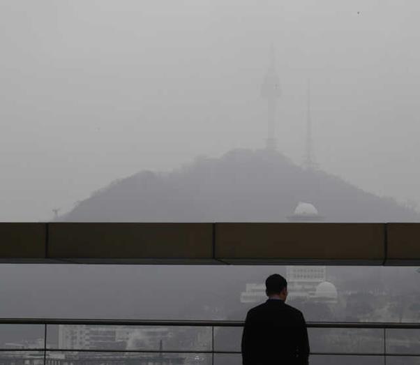 지난 1월 초 서울 등 수도권에 고농도 미세먼지가 발생했던 당시 숭례문 인근 건물에서 바라 본 서울 남산타워가 탁한 공기로 흐릿하다. 한국일보 자료사진