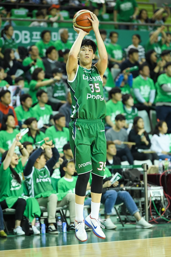 김종규의 보상 선수로 LG 유니폼을 입는 서민수. KBL 제공